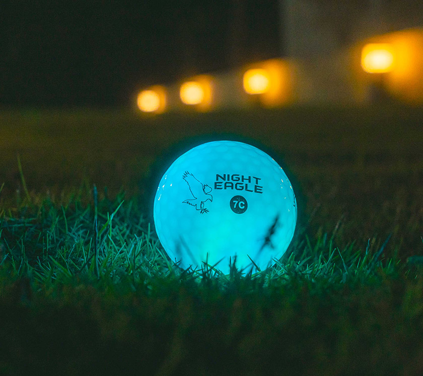 Jugadores disfrutando del golf de noche