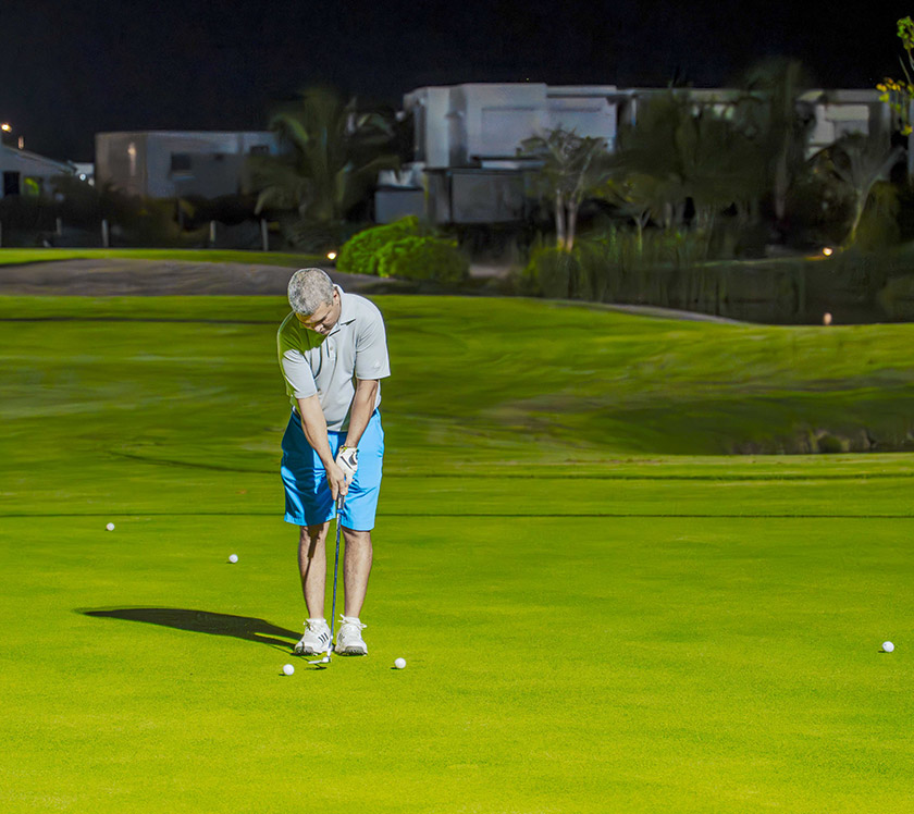 Campo iluminado para jugar golf de noche